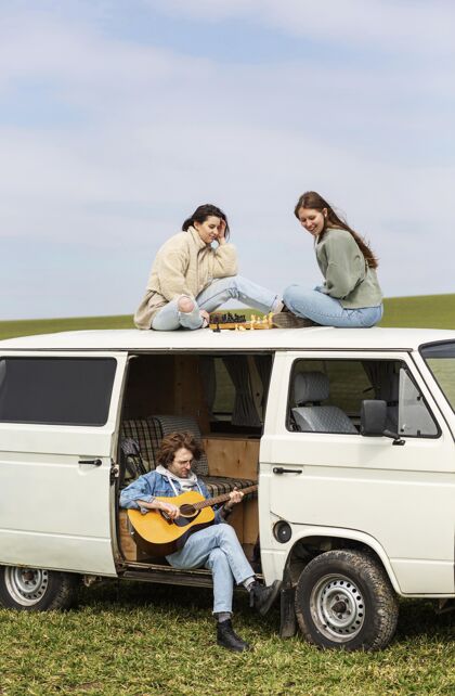 女人开着面包车的人吉他旅行自然