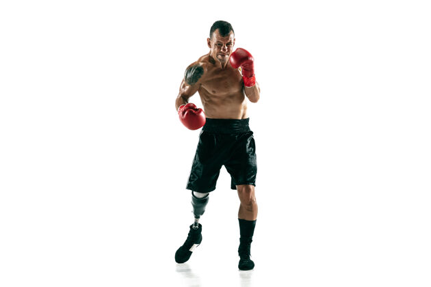 拳击带假肢的肌肉运动员的全长肖像拳击手活跃健身房
