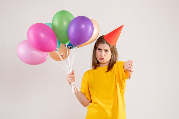 情感手持白色气球的年轻女子生日观点年轻女性