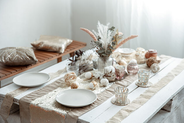 白色在装饰过的餐桌上放着空盘子和空杯子 准备庆祝复活节优雅桌子餐具