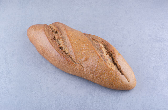 馒头大理石面上的一条面包面包皮烘焙食品面包