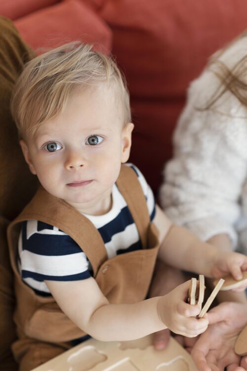 孩子特写可爱的幼儿玩具在家里幼儿生活方式