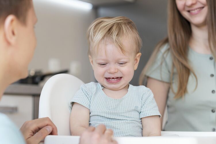 父母近距离微笑的父母与幼儿孩子幼儿父亲