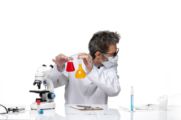 技术人员正面图中年科学家穿着特制的混合液套装化学视图人