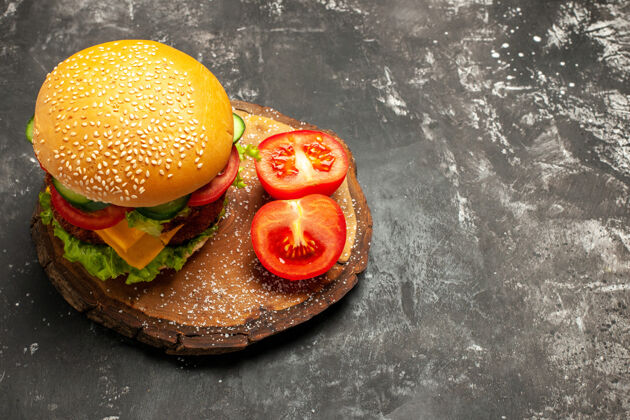 盘子半俯视肉类汉堡与蔬菜在黑暗的表面面包快餐三明治可食用水果汉堡肉新鲜