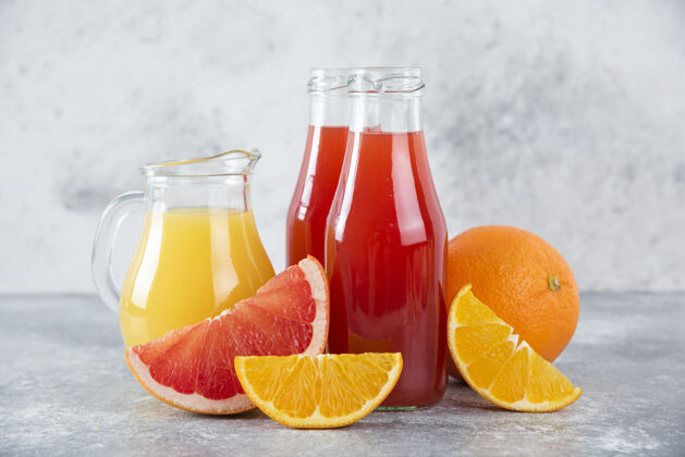 果汁葡萄柚汁和橙子片的玻璃罐成熟生动酸