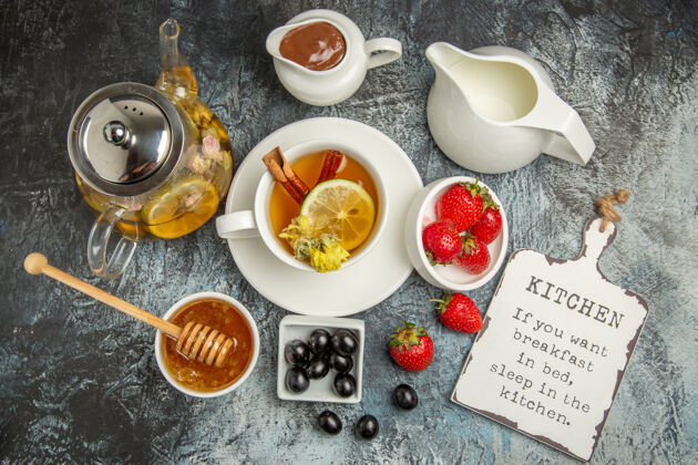 食物俯瞰一杯茶 在黑暗的表面上放橄榄和蜂蜜早餐食物盘子顶部热的