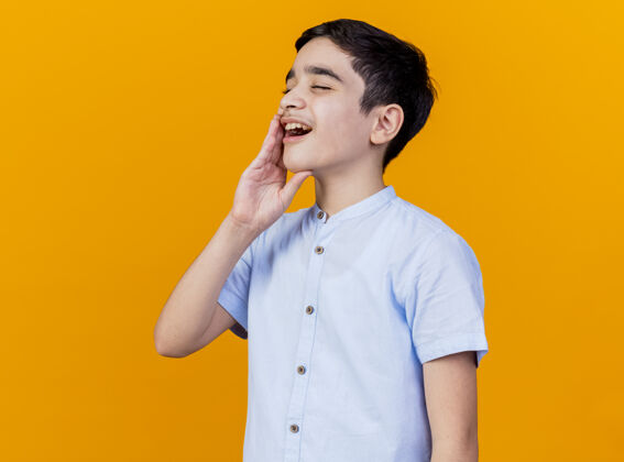 男孩疼痛的年轻白人男孩 手放在脸颊上 牙痛孤立于橙色背景和复印空间牙痛疼痛空间