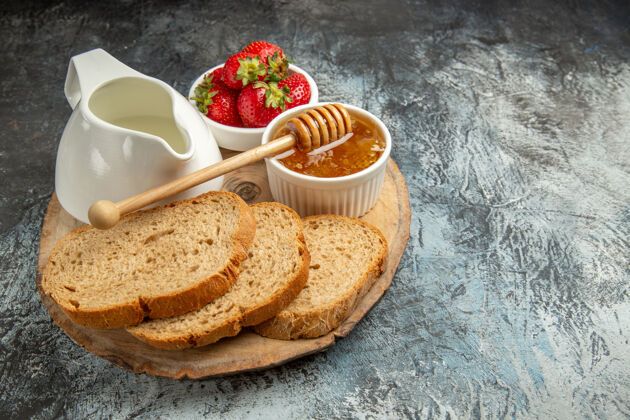 盘子正面图新鲜草莓 黑面包和蜂蜜 果冻甜果冻小吃面包房