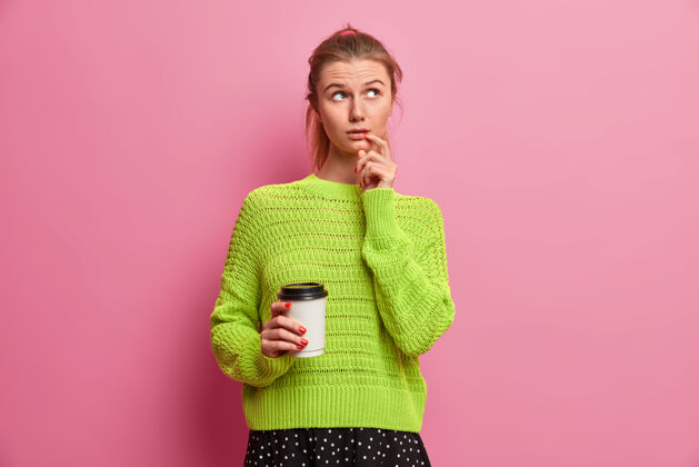 姿势一张体贴的千禧一代女孩的照片 她把注意力集中在一边 拿着咖啡去休息沉思专注肖像