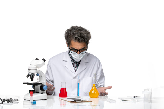 实验室正面图身着特殊套装的中年科学家正在研究解决方案化学男性实验