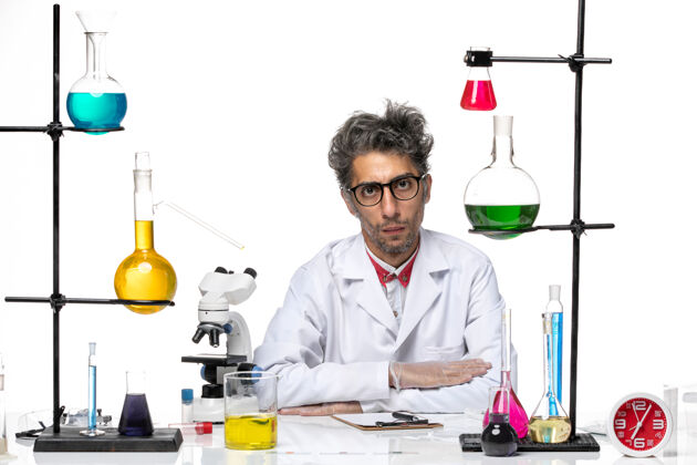 实验正面图穿着白色医疗服的中年化学家拿着溶液坐着人技术人员研究