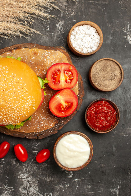 水果顶视图芝士肉汉堡与调味品黑暗地板面包三明治快餐小吃早餐地板