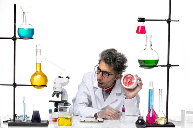 化学家正面图身穿白色医疗服的中年科学家手持时钟前面医生人