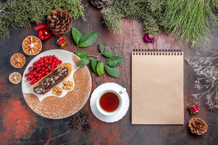 圣诞节俯瞰美味的巧克力 茶和浆果放在深色的桌子上甜甜的蛋糕派甜点盘子甜点浆果