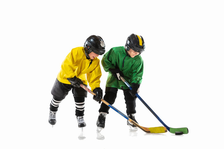 冰冰球场上的小冰球手 背景是白色的男孩子头盔