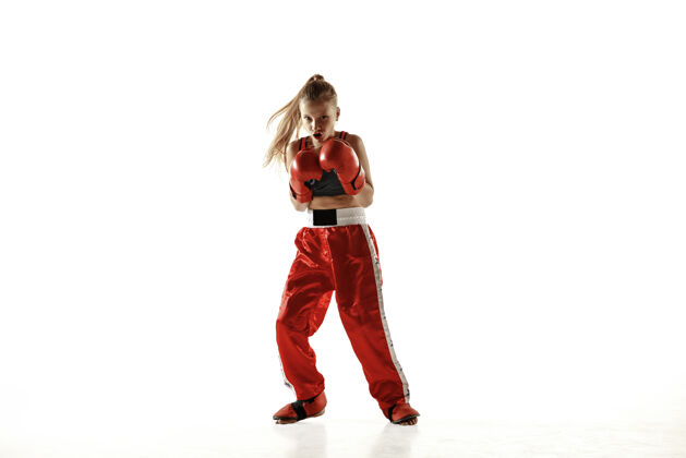 动作年轻女子跆拳道拳手训练隔离在白色背景上运动活跃力量