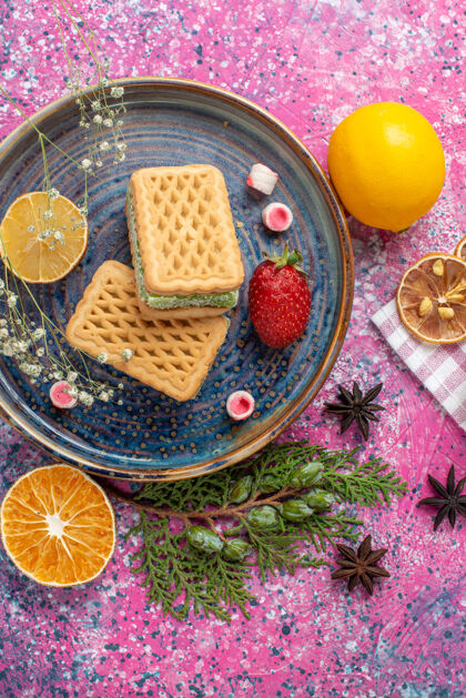 食物浅粉色桌子上美味的草莓柠檬华夫饼俯瞰图草莓水果早餐