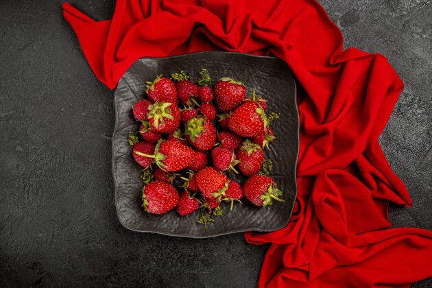 深色顶视图新鲜的红色草莓在黑暗的地板水果浆果盘内新鲜的红色草莓草莓美味
