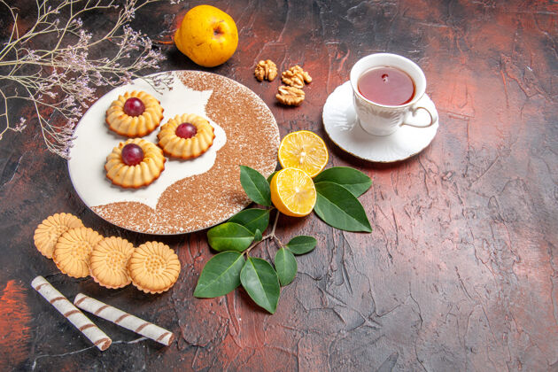 饼干顶视图美味的小饼干 水果在黑暗的桌子上 糖蛋糕甜饼干茶深色食物