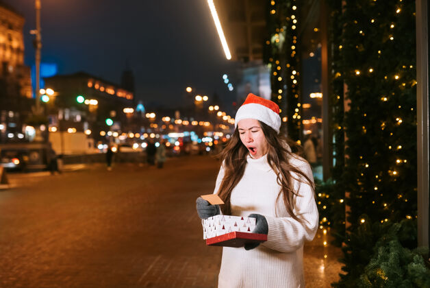微笑夜街上年轻美女的画像演技惊艳圣诞节积极祝愿