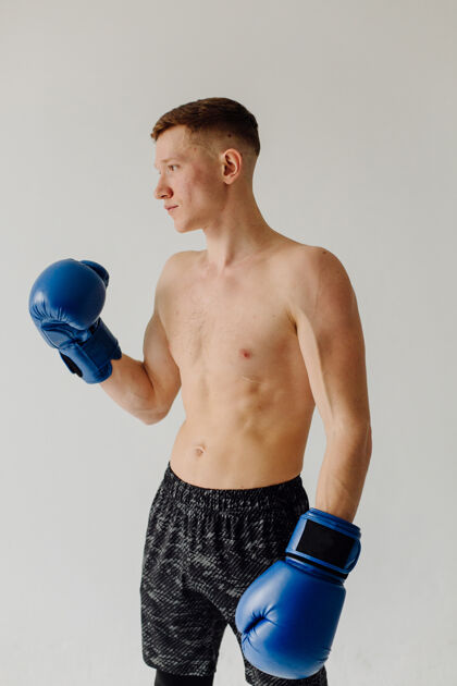体重运动的年轻人在家锻炼 男人在训练 在举重前热身室内拳击手肌肉