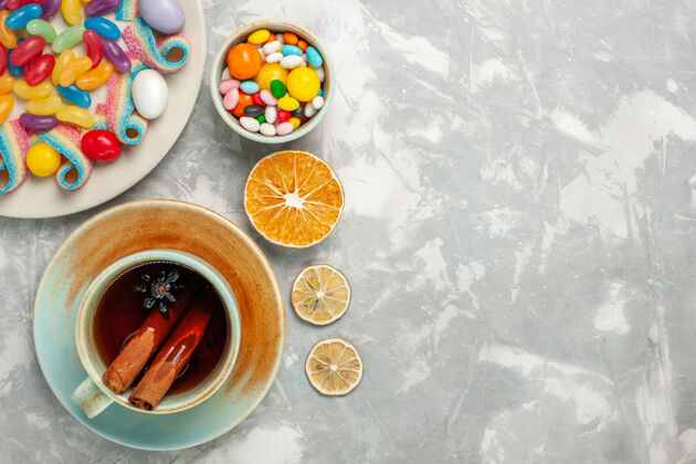 可口俯瞰美味的彩色糖果与果酱和一杯茶在白色的表面糖含糖生的