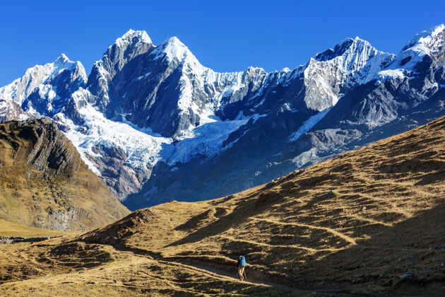 惊人美丽的山脉风景在科迪勒拉华亚什 秘鲁 南美洲蓝色白色岩石