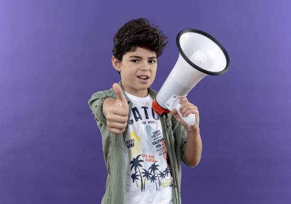 求求你高兴的小男生把大拇指孤立地举在紫色的墙上小男孩墙喇叭