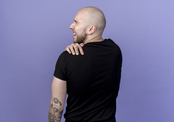 紫色站在后面的看法年轻的运动男子把手放在肩膀上孤立的紫色肩膀手立场