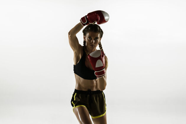 瘦适合白人女子在运动装拳击孤立的白色背景减肥力量运动