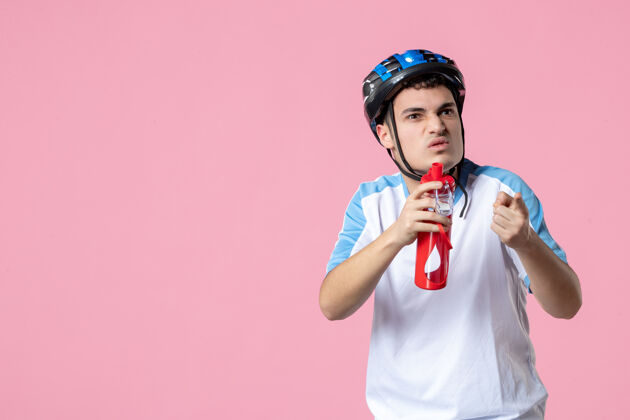 颜色正面图穿着运动服的男运动员戴着头盔和一瓶水粉红色前面自行车