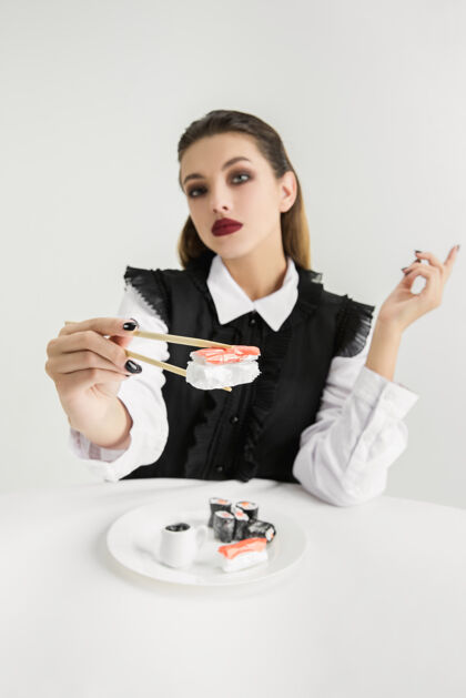 化妆品女人吃的寿司由塑料制成 生态概念失去有机世界件选择产品