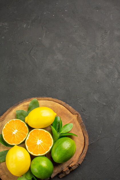 酸橙顶视图新鲜酸柠檬上深色水果柑橘酸橙背景食物健康
