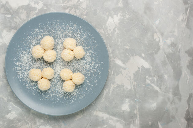 糖白色表面上美味的椰子糖甜球俯视图糖果冰生的