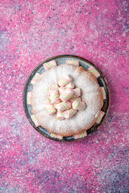 食物粉红色表面有棉花糖的糖粉蛋糕俯视图含糖生的特写