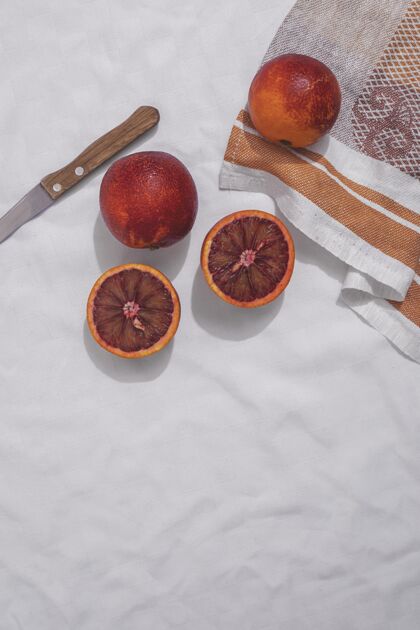 烹饪俯瞰葡萄柚和刀的排列葡萄柚美味美食