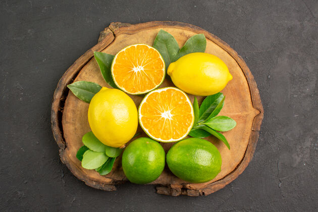 多汁顶视图新鲜的酸柠檬在深色的柑橘和酸橙水果上柠檬水果黄色