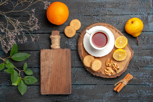 曲奇顶视图一杯水果和饼干 甜饼干糖茶橘子健康橘子