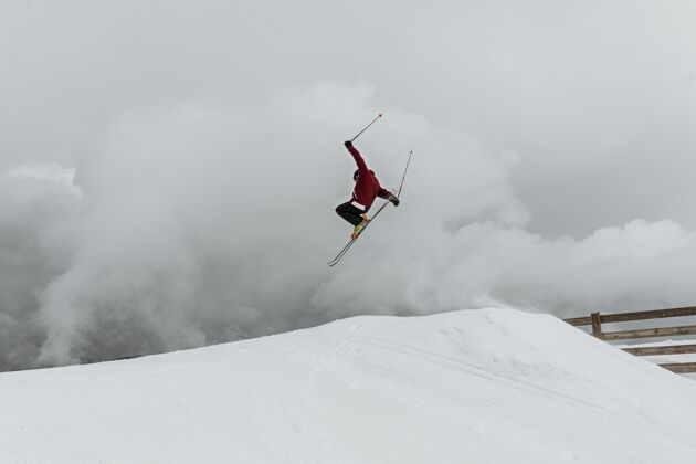 自然跳山的远射滑雪者滑雪运动户外