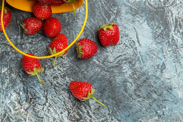 新鲜草莓顶视图新鲜草莓在篮子里暗表颜色草莓水果维生素浆果颜色顶部