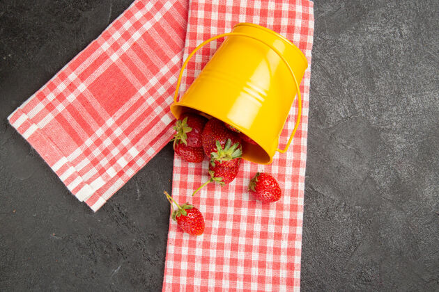 容器顶视图新鲜的红色草莓在篮子里放在灰色的桌子上 颜色是覆盆子果篮子覆盆子顶部