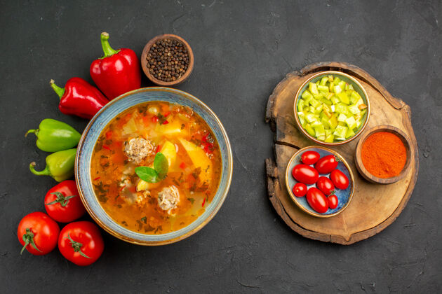 美味的肉汤顶视图美味的肉汤与新鲜蔬菜在黑暗的地板照片菜的食物颜色盘子好吃食物