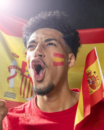 公民高举西班牙国旗欢呼的人西班牙足球足球比赛