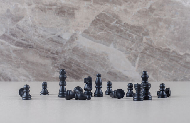 战术黑色棋子展示在大理石上棋盘计划皇后