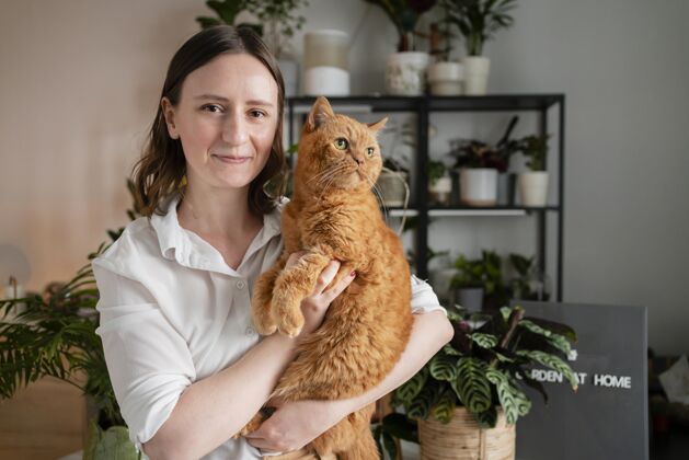 植物学家里养植物的女人抱着猫植物学收获动物