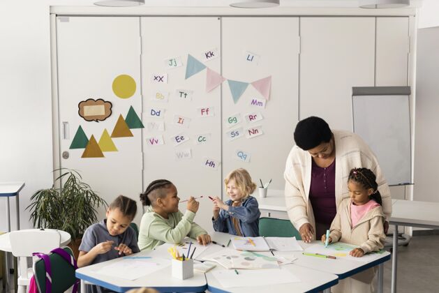教育孩子们在教室里聚在一起学校多种族老师
