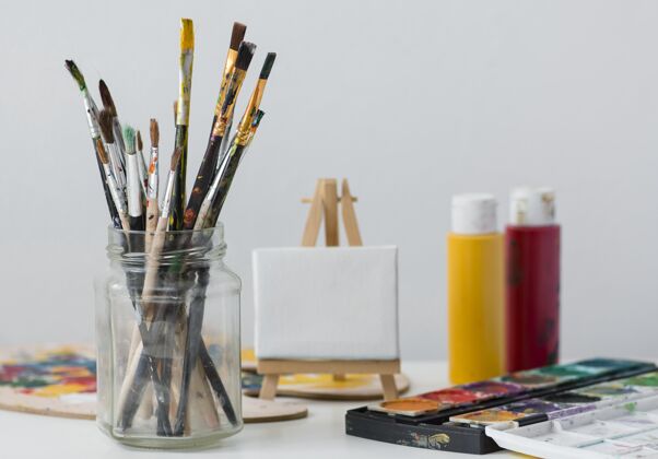 画布桌上的艺术家道具特写绘画罐子