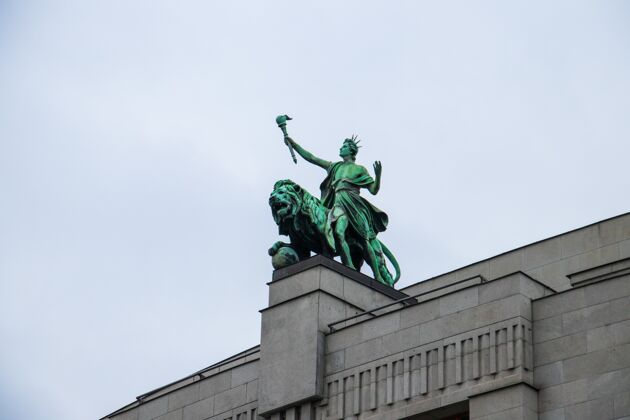 银行阴天下捷克共和国国家银行狮子雕像的低角度拍摄结构建筑狮子