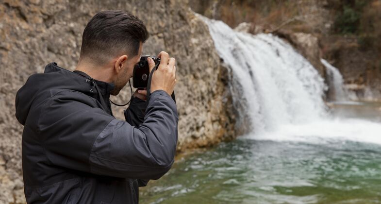 瀑布拍大自然照片的人探索旅游科技